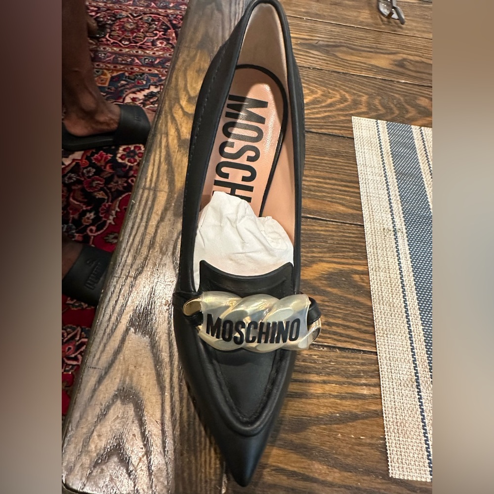 COPY - Brand new in box, never worn, Chain Group Logo Leather Pumps by Moschino.